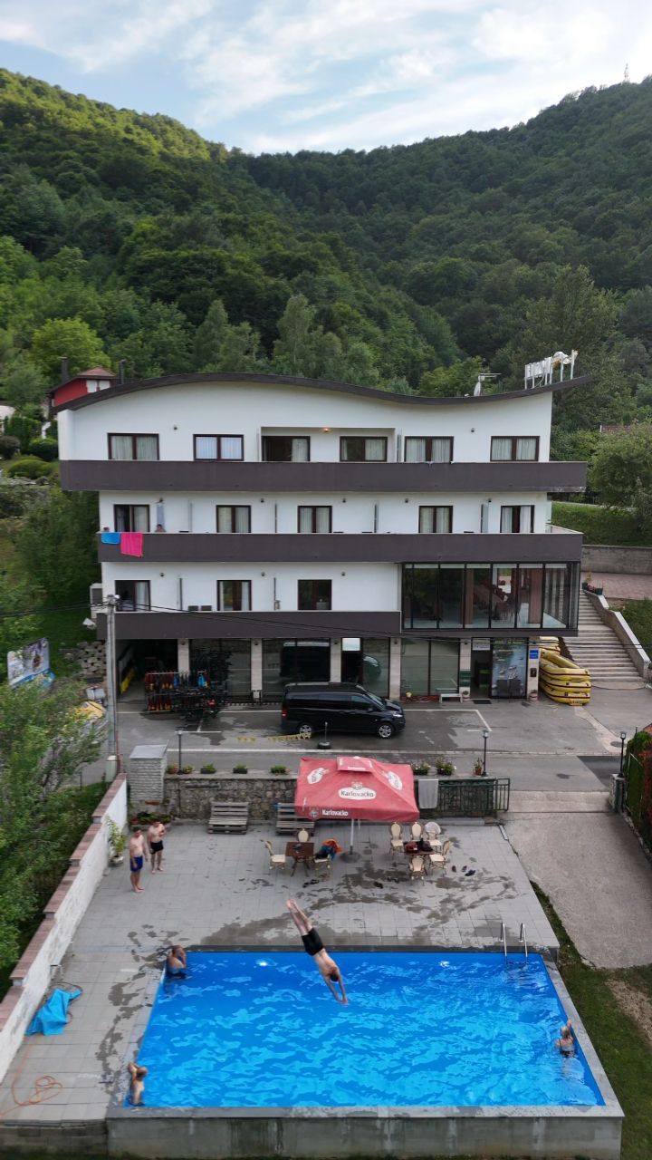 Svojim gostima nudimo smještaj u novoizgrađenom Hotelu Lohovo***, koji pruža komfor viskog kvaliteta kao i bogatu gastronomsku ponudu specijaliteta iz tradicionalne bosanske kuhinje. Objekat se nalazi uz samu rijeku Unu, gdje je ujedno i cilj rafting etape Štrbački Buk – Lohovo, uz objekat se nalazi vanjski bazen.#rafting #avantura #hotel #streljastvo🎯 #bazen