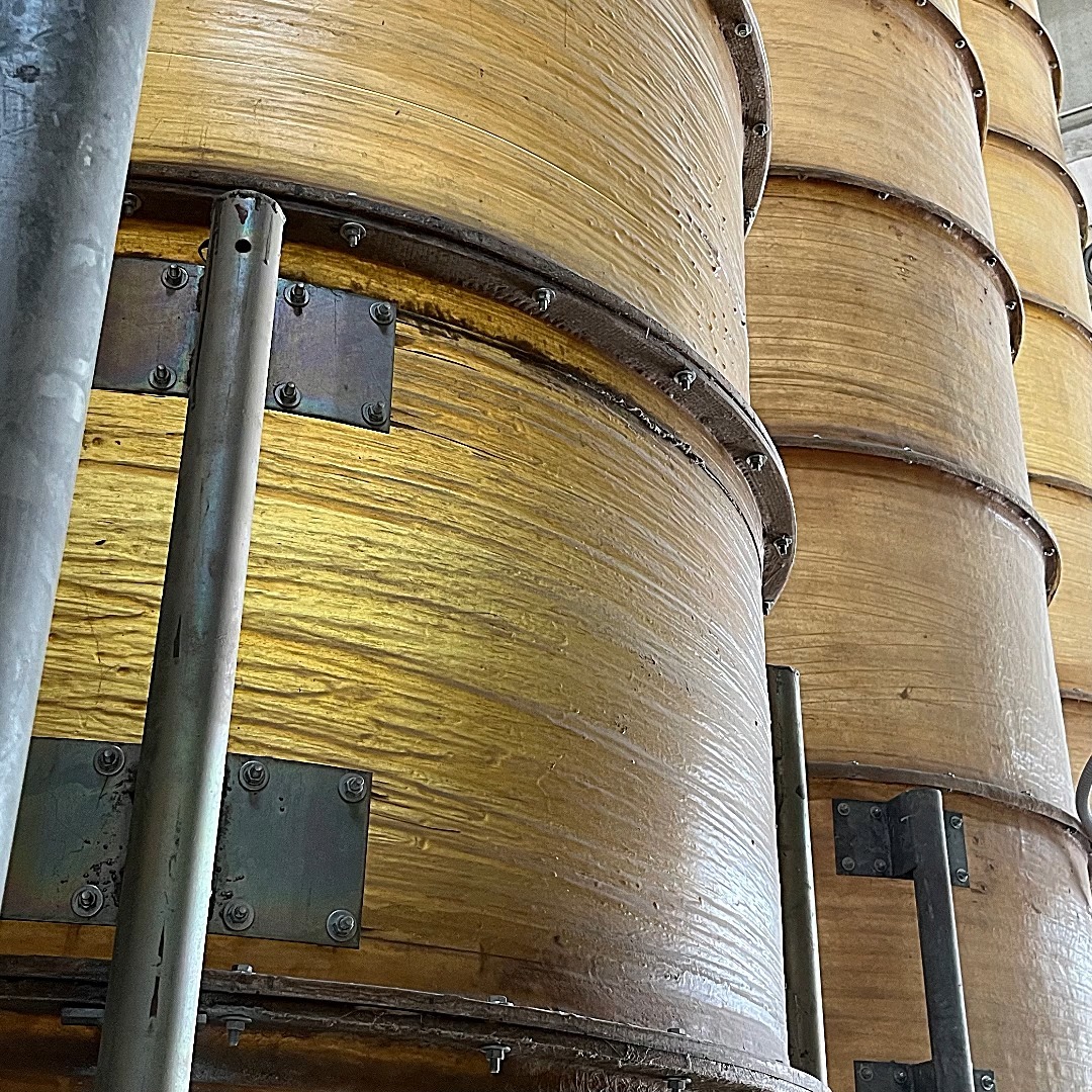 "I nostri silos, pronti ad accogliere il nuovo raccolto! La tecnologia all'avanguardia ci permette di conservare la freschezza e la qualità del nostro riso. Dalla terra alla padella, ci impegniamo a portare il meglio sulla vostra tavola. 🌾🏭 #TecnologiaAvanzata #RaccoltoDiQualità #DalCampoAllaTavola #SostenibilitàAmbientale #DallaTerraAllaPadella"