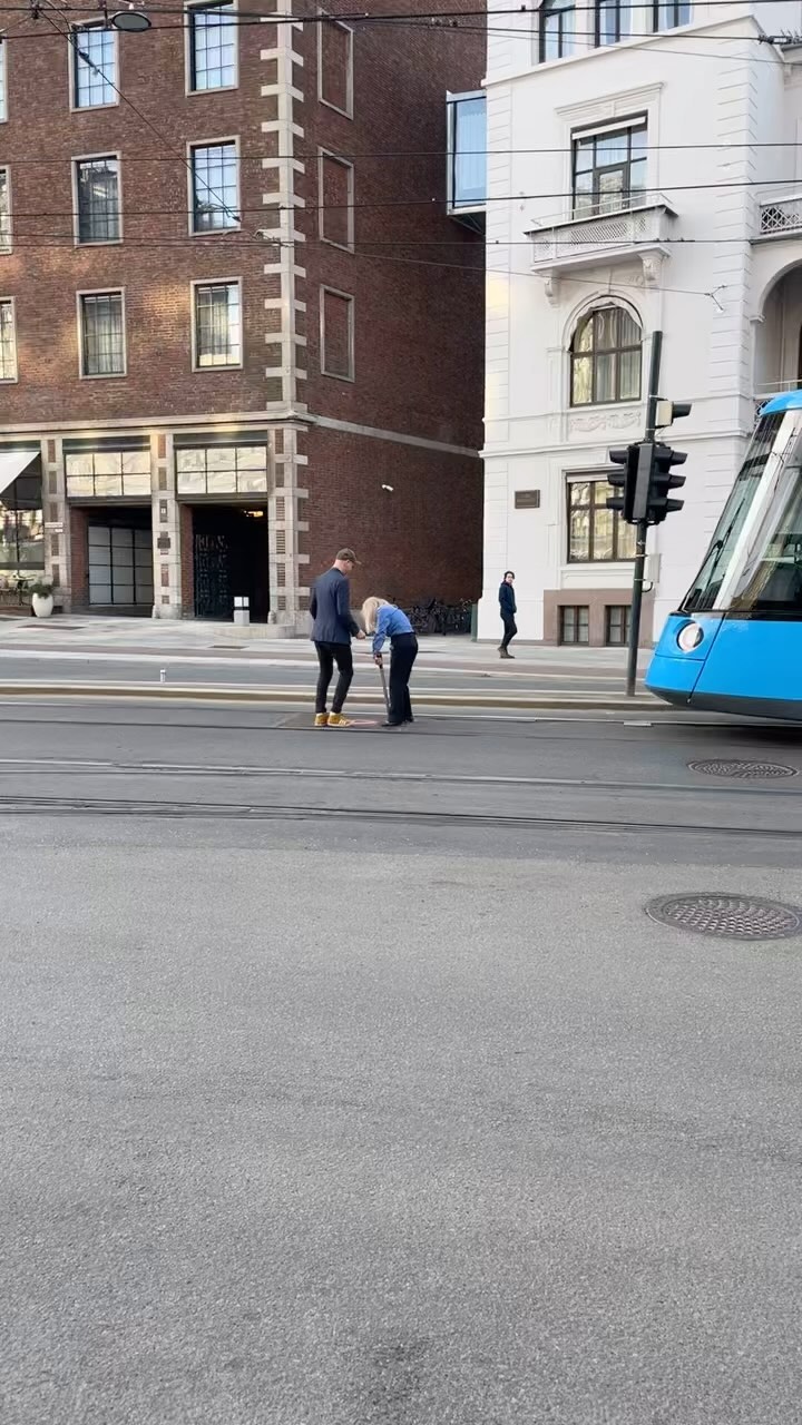 It is always a great great pleasure to rescue. Remember: a small click can make a big difference. #trikkenskalfrem #pårettspor @sporveien #ogde