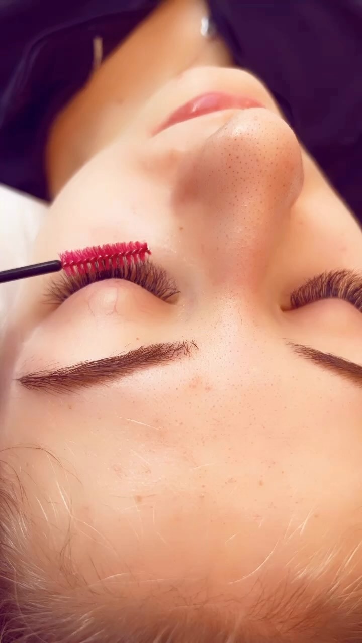 Lovely feeling brushing through the lashes after a infill ๐