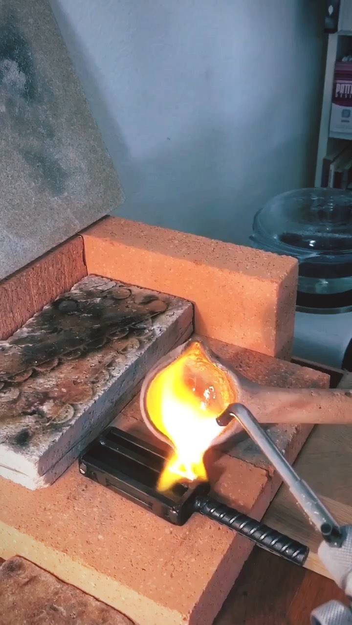 En accéléré depuis l’atelier :
Les longues mais plaisantes étapes pour transformer le métal brut en fins fils torsadés pour les filigranes...
Ne reste plus qu’à commencer le bijou après ça !
#bijoux #filigranes #jewelryprocess #filigrane #filigrana #filigree #filigreejewelry #filigreejewellery #aaz #deaaz #finesilverjewelry #handmade #swissjewelry #creationbijoux #artisan #avecamour #noeebijoux