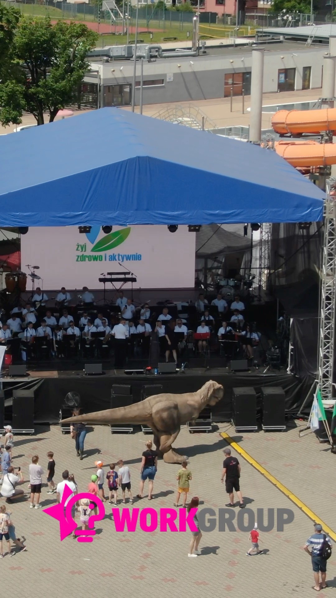 Sezon pikników ⛱️firmowych w pełni. Przedstawiamy naszego nowego event managera 🦖. Ten to potrafi utrzymac porządek przed sceną :-) 🦕
#WorkGroupEvents #PomyslRealizacjaEfekt #RealizacjaImprez #eventydlafirm #integracjadlafirm #eventywrocław #piknikidlafirm #piknikfirmowy