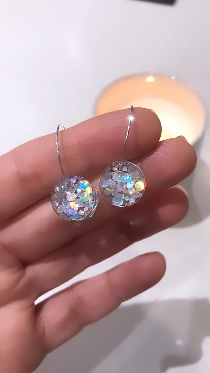 Introducing disco ball hoop earrings!! Well they’re not strictly balls, but the way they shimmer and sparkle really reminds me of a mirror ball!
Perfect for parties, these will go perfectly with your sequinned outfits which are everywhere this festive season!
The hoops are sterling silver. Available now from www.silverandbirch.com x
#hoopearrings #discoball #mirrorball #festivefashion #partyoutfit #christmasparty #nyeparty #sequins #sequindress #sequin #sterlingsilver