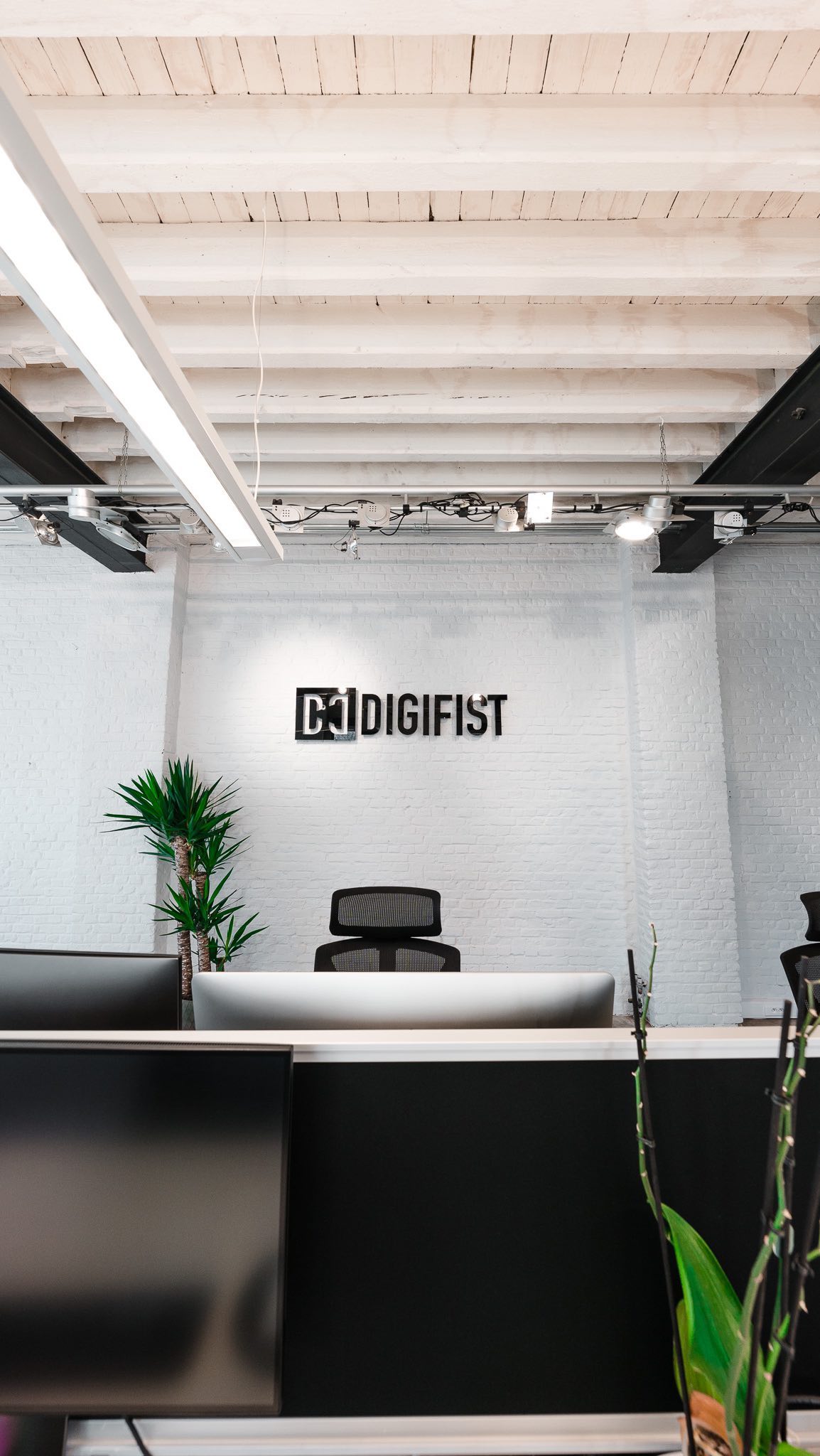🚀 @digifist • Award winning e-commerce agency based in Antwerp.
We've been requested to do a brief content shoot for Digifist office based in Antwerp.
with @ruben_nazz