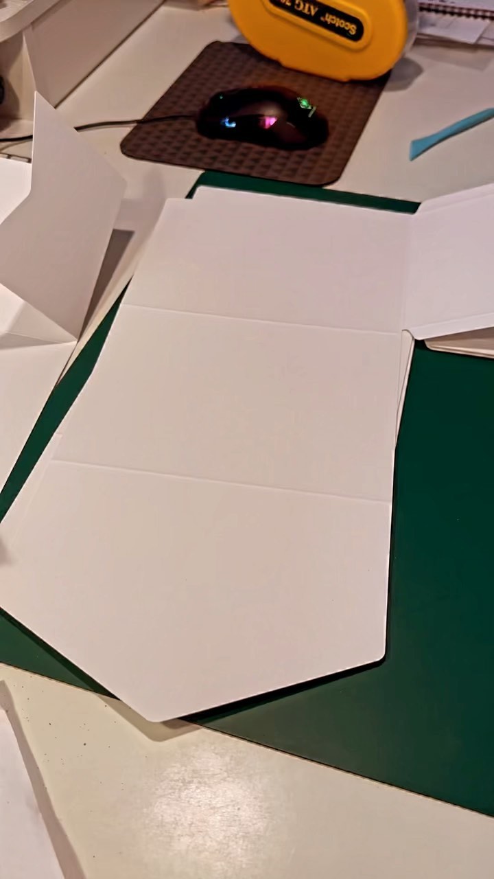 Druk bezig met de voorbereidingen voor @trouwbeleving aanstaande zondag. Ik mag lekker een avondje vouwen en plakken en stapelen en doen. Love it! (Serieus!) #trouwbeurs #trouwbeleving #trouwbelevingxl