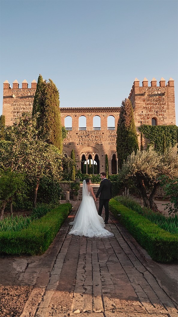 From a little girl’s dream to reality
Ever since Ashtlyn was a little girl, she dreamed of a fairytale wedding in a magical castle.
That dream has become a reality. She met her Spanish prince, Diego, in high school in the USA and now they celebrated their wedding in a beautiful palace in Toledo.
This princess is now a queen, and their love story is just beginning.
Thank you for choosing us @ashtlyn_brade @diego9keko and for being awesome!