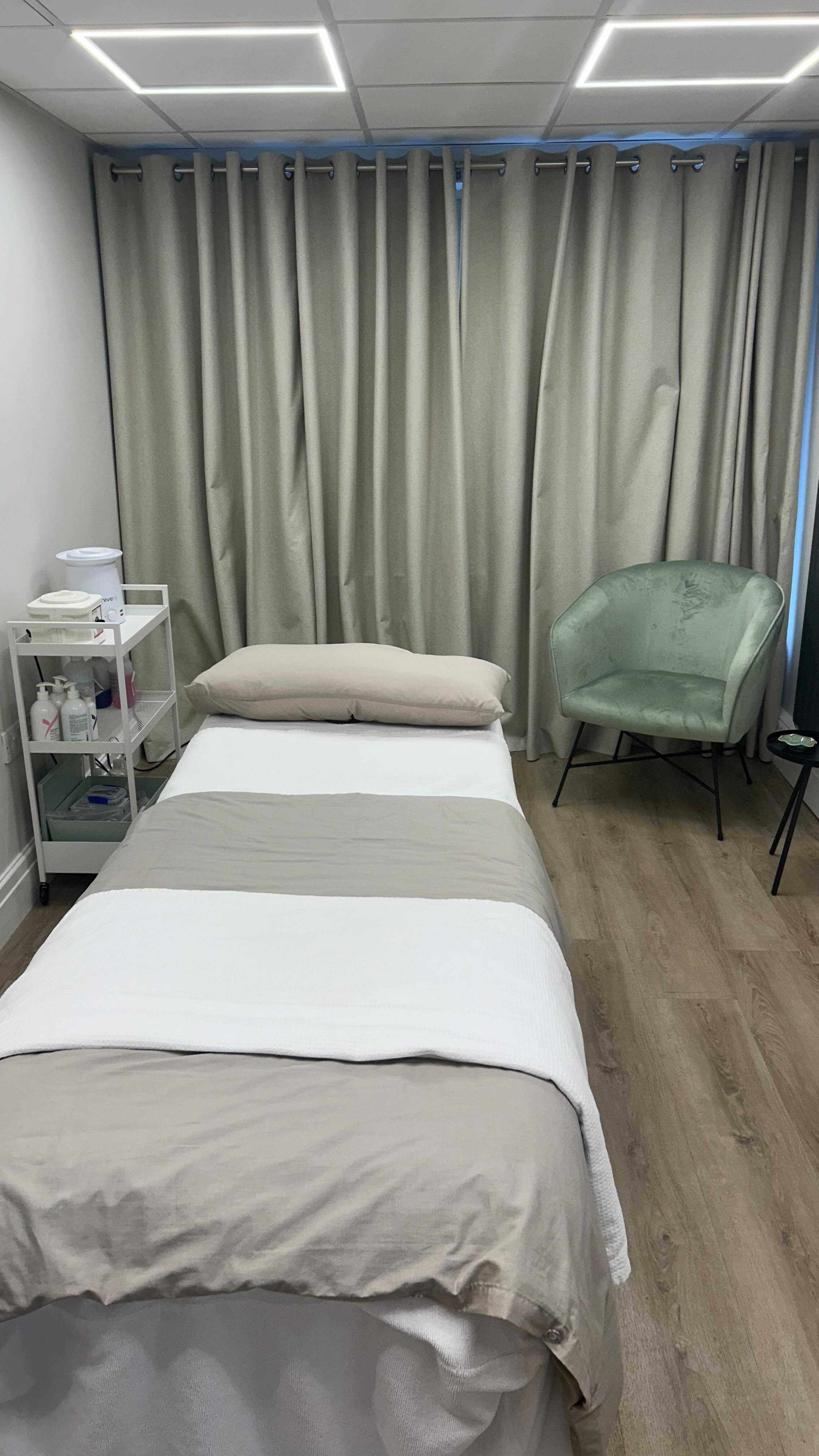 🌟 Welcome to Your Safe Space! 🌟
Step into our waxing room where smooth skin and a friendly vibe await you! Here, we’re all about making you feel comfortable and confident from start to finish. Whether it’s your first time or you’re a regular, we’ve got you covered with exceptional care and a welcoming atmosphere. 💖✨
Book your appointment today and let us handle the rest!
📅 Book now via link in bio 🔗
#SmoothSkin #WaxingWelcome #YourWaxingSpace #FeelConfident #WaxingExperts
