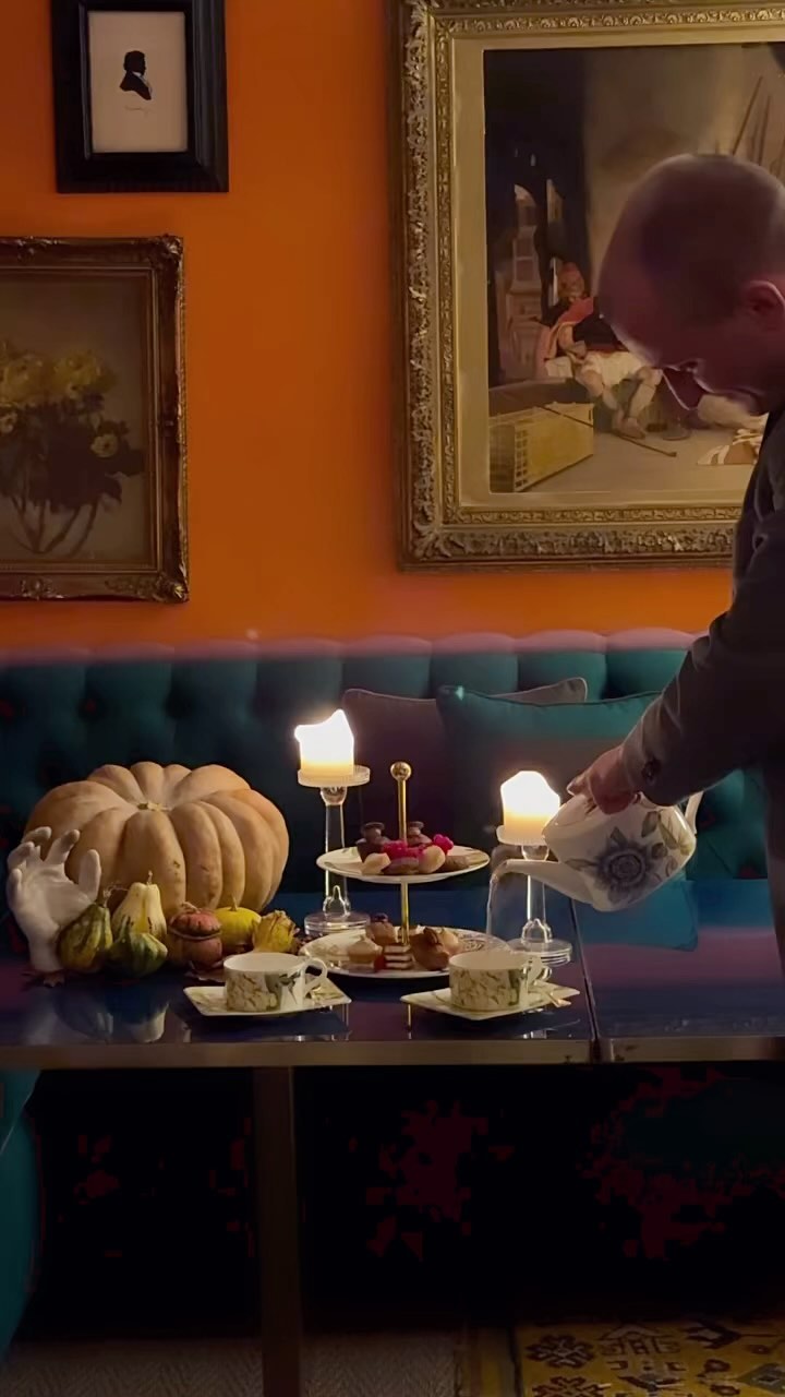🎃 Immerse yourself in a refined Halloween atmosphere with a unique twist on traditional afternoon tea! 🍂 Feel the Friday vibes at @hotelvilon. Start your weekend in style, enjoying exquisite decor, top-notch service, and the unique ambiance of the Eternal City. Cheers to an unforgettable stay in Rome! 🥂✨ #Rome #ShedirCollection #UNIQUELUXURY.TRAVEL