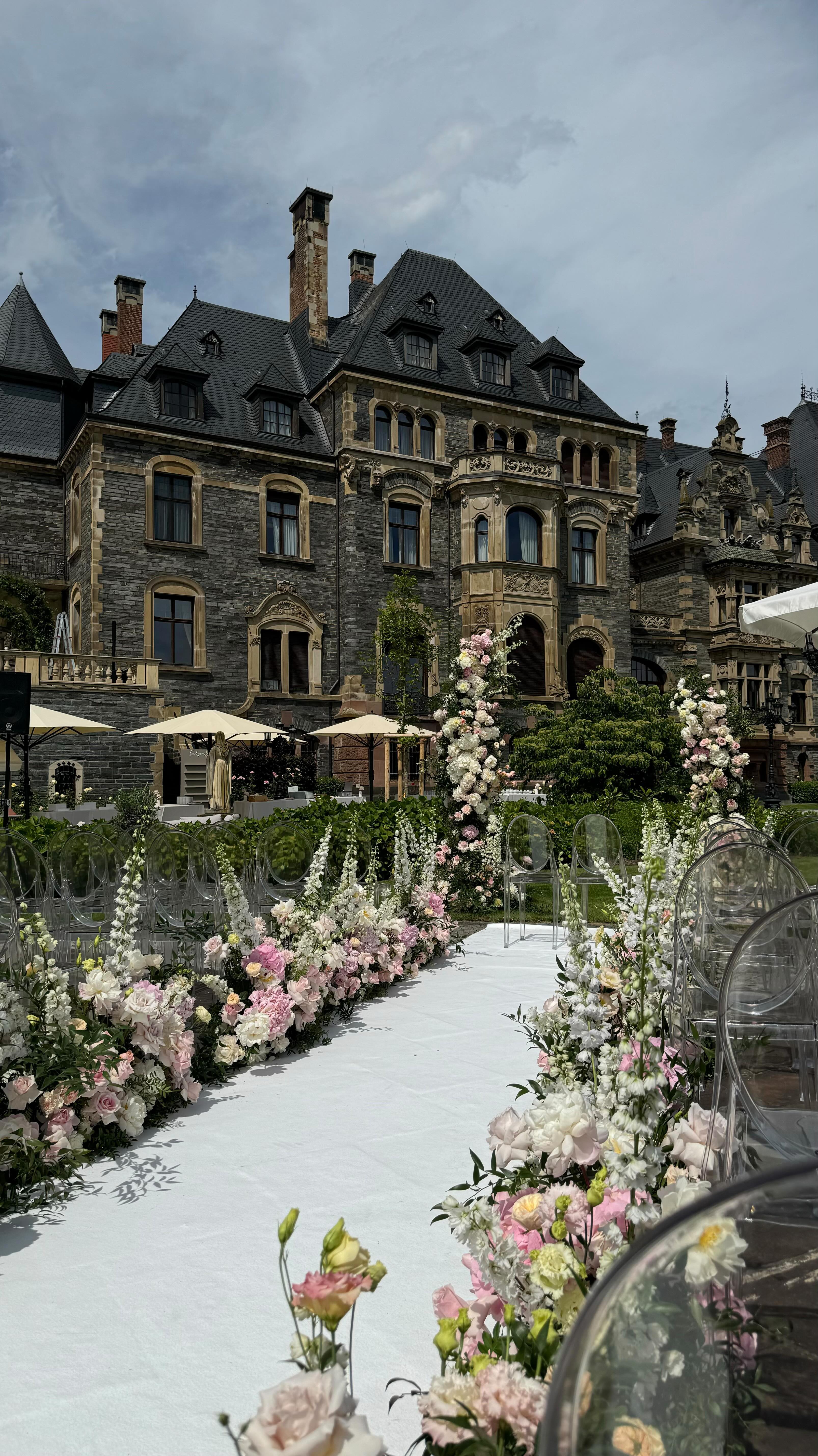 🤍 What a Dream to work with these beautiful flowers🤍
Es war wundervoll gestern in solch einer historischen Location diese Traumhochzeit mit so vielen Blumen noch schöner machen zu dürfen
Ich sag es Euch - auch für mich bzw. UNS ist es nach solch einem anstrengenden Wochenende Balsam für die Seele diese Bilder anzuschauen und so viele liebe Worte von EUCH gesendet zu bekommen 🤍🤍🤍🤍
DAAAAANKEEEE, an Euch und an mein fabelhaftes TEAM 🤍🤍🤍🤍🤍