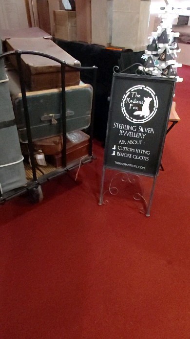 All set up and we have began welcoming lots of lovely people off the steam trains already. Thank you so much for your support and I look forward to meeting lots more this afternoon.
#severnvalleyrailway #sterlingsilvermadetomeasure #welcome #fashion #fashionjewellery #jewelleryforall #madeinworcestershire #steamtrain