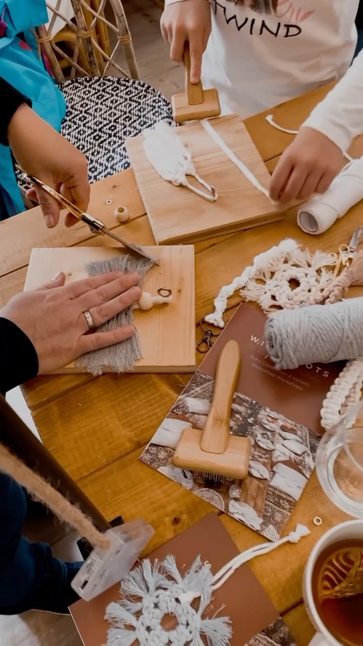 „MOMMY & ME“ Workshop - gemeinsam knüpfen, malen und gestalten im @faem_studio. Dieses besondere Format wurde von der lieben Barbara ins Leben gerufen und wir haben uns sehr gefreut, das Ganze in unseren Räumen zu veranstalten. Meldet euch gerne, wenn ihr einen ähnlichen Workshop mit euren Kids plant. 😊 Bei der Makrameekunst ist so viel möglich und es war echt schön zu sehen, was die Kleinen alles gezaubert haben. ✨ Sehr kreativ!
#makramee #makrameekunst #knüpfenmitkindern #gestaltenmitkindern #makrameeworkshop #makrameeliebe #weihnachtsdeko #weihnachtsgeschenke #räumemieten