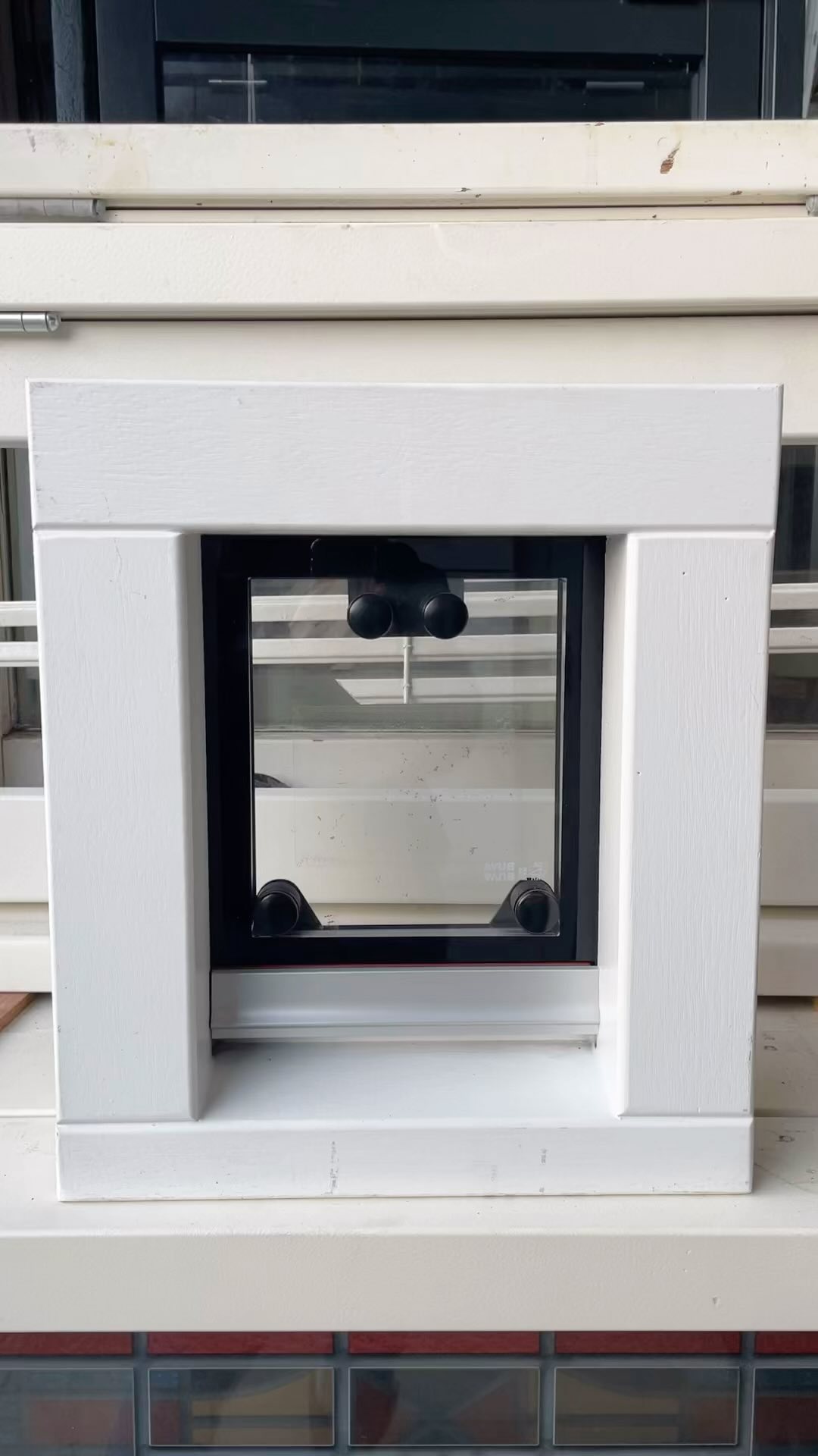 Wil jij wel ventileren? Maar heb je niet zoveel ruimte? Laat het licht binnen met ons prachtige kleine valraam! Ontdek onze diverse collectie met zowel grote als kleine kozijnen om aan al je ontwerpbehoeften te voldoen. Welk formaat past het beste bij jouw unieke stijl? De keuze is aan jou!
#Valraam #Kozijnen #RaamDesign #Wooninspiratie #InterieurIdeeen #RaamStyling #DesignDetails #HuisInrichting #Raamdecoratie #KleinEnGroot #StijlvolWonen #InterieurInspo #Lichtinval #RaamOplossingen #kozijn #verbouwen