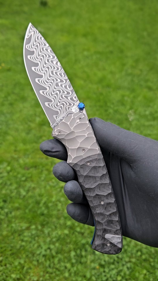 CHAMELEON - METEO with #Muonionalusta meteorite inlay, dressed by @futuronforge MagnaCORE stainless damascus, carbon bolsters and full #OBSIDIAN
#ffmagnacore #hardcorefuturon #everydaycarry #meteorite #hardcorefuturon #alchemysnotdead