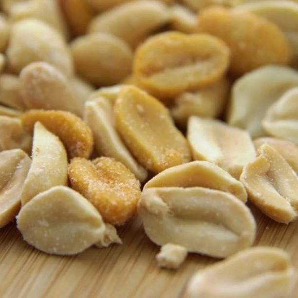 🥜 Why are we such big fans of the humble peanut?
They add a delightful nutty flavour and are packed with plant-based protein, healthy fats, and a touch of creamy goodness.
We find it's a win-win for your taste buds and your well-being! 😋
#SweetSequel #PlantBasedProtein #NuttyGoodness