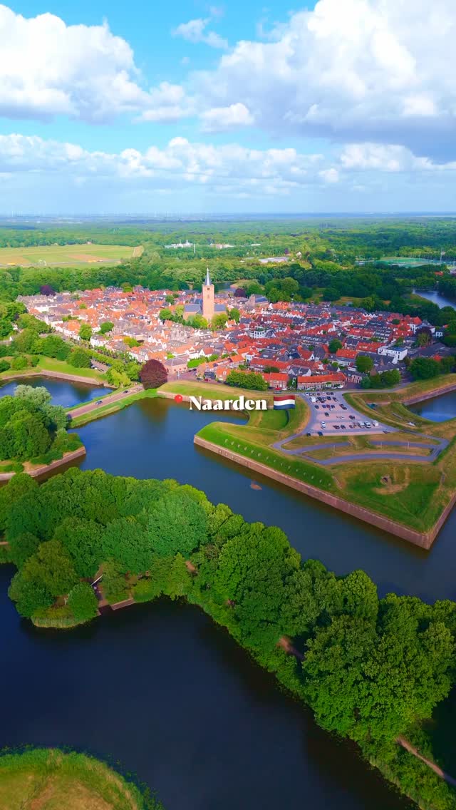 One of Europe’s most beautifully preserved fortresses 📍Naarden is a star-shaped town in the heart of the Netherlands. Built in the 17th century and surrounded by moats and thick walls, it’s quiet, symmetrical, and full of character