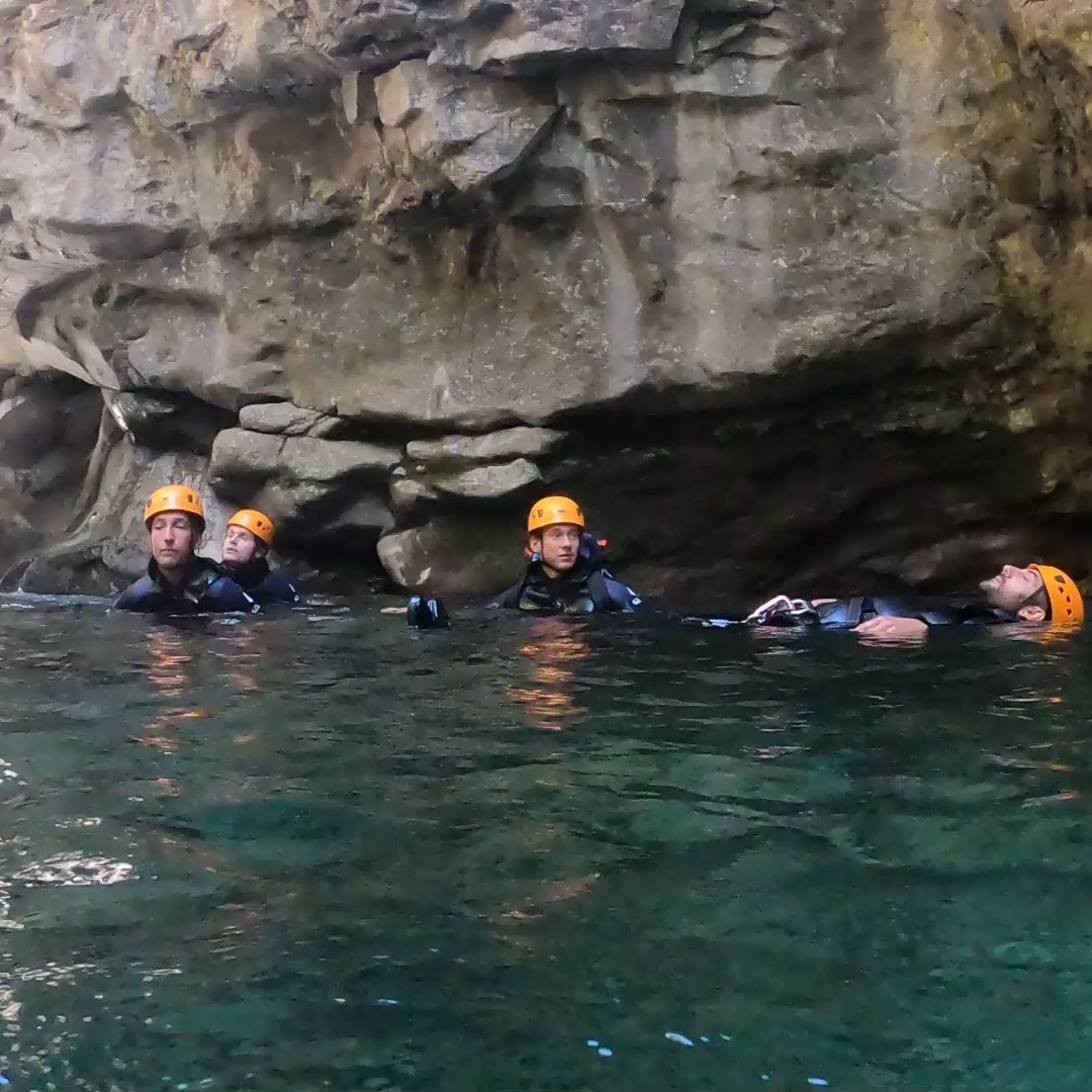 ¡Este tiempo tan espectacular que tenemos en el Pirineo, ya nos hace soñar con las vacaciones de verano!🍹😎
¡No te pierdas la actividad estrella del verano en Ainsa, capital mundial del canyoning!
Barrancos perfectos para iniciarse en pareja, divertirse con los amigos o tener una primera experiencia en familia con niños a partir de 6 años.
¡Reserva online tu experiencia de barranquismo con los guías de canyoneers!