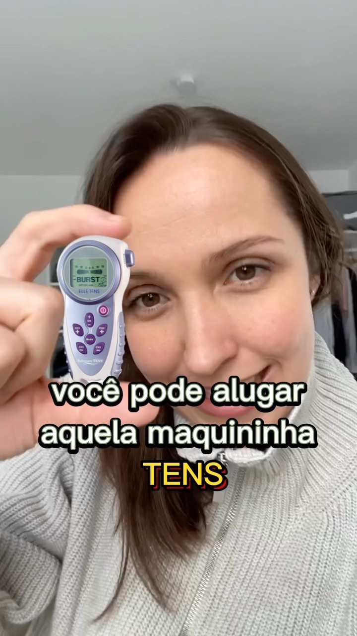 Não existem muitos estudos de qualidade, mas acreditam que há evidências suficientes para indicar o uso de TENS como forma de alívio de dor.
Teoricamente há duas funcionalidades do TENS pro parto:
com impulsos de baixa intensidade - com objetivo “desviar” a atenção do seu cérebro inundando com esses estímulos, causando tipo um zumbido sensorial, para que ele não possa perceber/interpretar as contrações do parto;
e impulsos de alta intensidade - com a ideia de estimular o corpo com outra sensação “dolorosa” pra desencadear a liberação dos seus próprios hormônios naturais para alívio de dor - tipo morfina natural (endorfinas).
Acreditam também que o TENS pode funcionar diminuindo a ansiedade, fazendo você sentir que tem mais controle sobre seu trabalho de parto e fornecendo uma distração durante as contrações.
Num estudo pessoas que foram designadas aleatoriamente para receber TENS acabaram esperando cerca de SETE HORAS antes de solicitar medicação para alívio de dor, em comparação a 2 horas das pessoas que não receberam o TENS.
Pra ser eficaz, o melhor é usar o TENS no início do parto, na fase latente ou inicio da fase ativa, ou seja, em casa!
Na Alemanha você pode alugar ou comprar essa maquininha feita justamente para o parto, com booster que pode apertar na hora das contrações. Você aluga por 5 semanas e fica por volta de 50 euros.
Posso te mandar o link da empresa que aluga e lá você pode conversar com um profissional também :)
O TENS NÃO É indicado:
- pra pessoas com epilepsia ou com marca-passo;
- não deve ser usado antes das 37 semanas;
- não deve ser usado com água (chuveiro, banheira);
- não deve ser usado se você ainda não tiver em trabalho de parto.
Uma ótima pra quem gostaria de mais recursos não farmacológicos para alívio de dor 😊😊
#partohumanizado #partosemmedo #partoconsciente #brasileirosnaalemanha