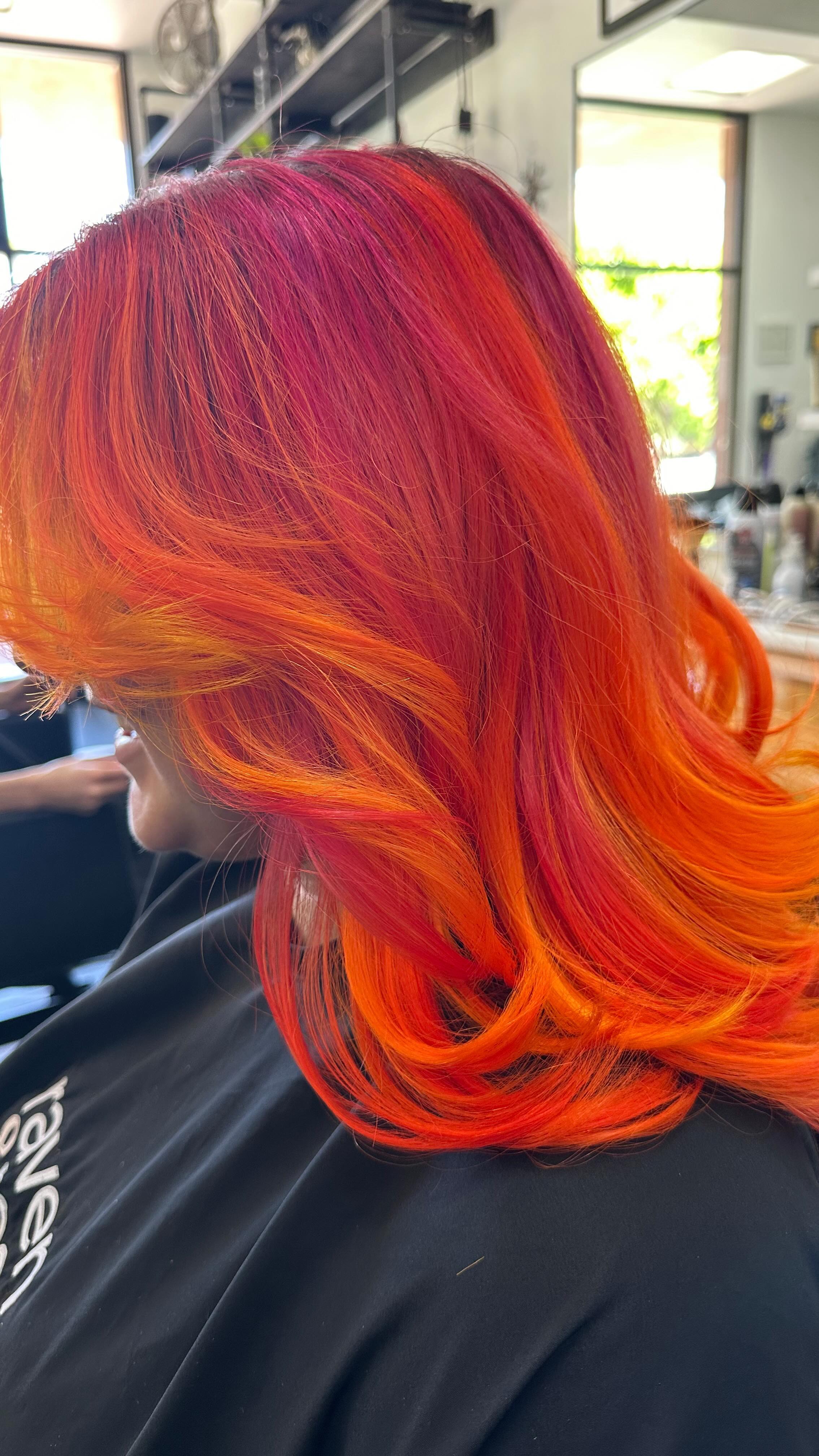 Hair color as bright and beautiful as this lovely lady 😎
@izzy._.jane is the model
@jess.thecosmo is the artist
@pulpriothair is the paint
#sunsetvibes
#vividhaircolor #vivids #vividspecialist #orangehair #orangehairdontcare #sunsethair