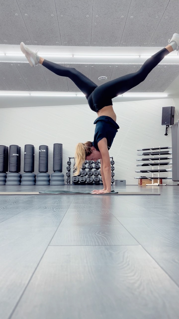 #handstand #workout #ashtanga #vinyasa #yogainspiration