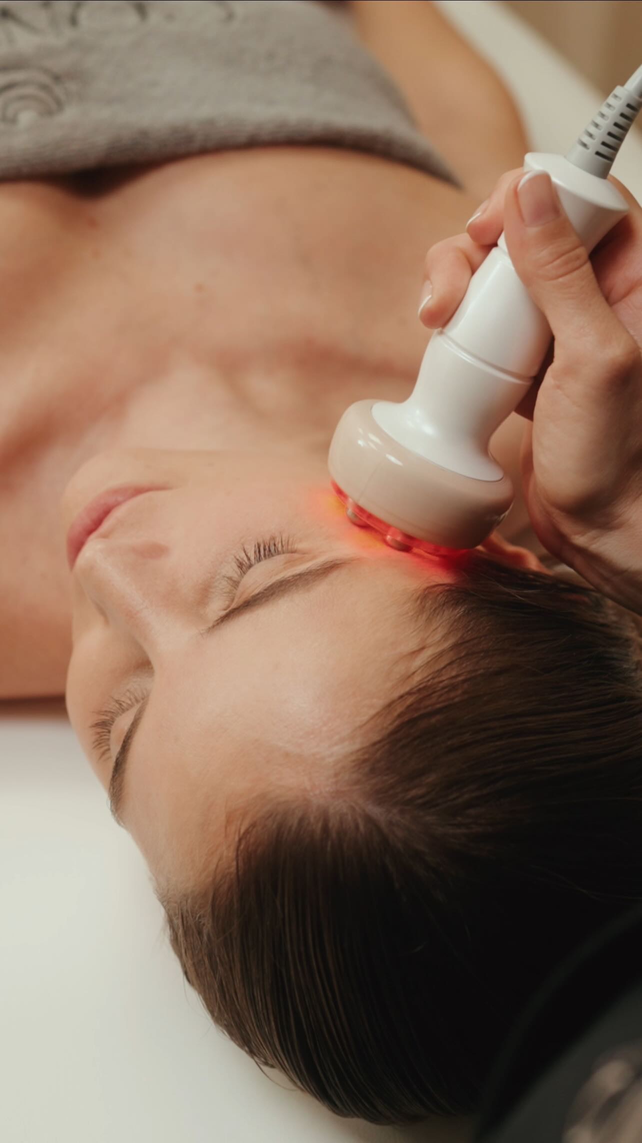 Dernière réalisation vidéo pour @contour.paris 💆🏼♀️
Une alliance exceptionnelle entre les techniques ancestrales et la nouvelle technologie.
#soinpeau #teaservideo #esthetic #esthetique #videaste #beautyvideo #videobeaute #bienetre #skincare