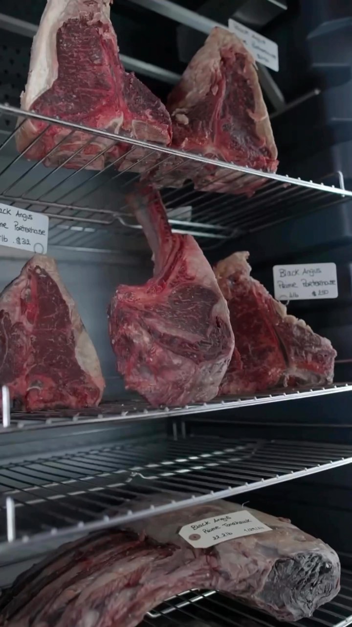 Chefkoch @chefguicheff spiegelt seine Erfahrung, Kreativität und seinen Respekt für das Produkt in einer Vielzahl von Gerichten wider, die von weltweiten Einflüssen inspiriert sind. Eine globale Küche, die sich auf die feinsten Fleischsorten konzentriert, unter Verwendung der besten Techniken des offenen Feuers und des Dry-Aging-Verfahrens, in Harmonie mit biologischen und saisonalen Gemüsesorten ✨
Reposted from: @ossobuco.miami
#chef #steak #steakhouse #dryager #dryaged #dryagerlove #meatlove #steaklove #food