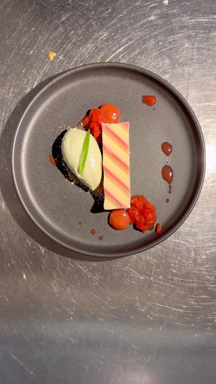 Rhabarber, Erdbeer & Estragon 🫶
Geniesse viele weitere leckere Kreationen aus unserer Küche.
—> Mittwoch bis Freitag sind wir auch über Mittag offen!
#oberstadt #oberstadtbaden #badenist #badenisst #gaultetmillau #gaultetmillausuisse #gartenrestaurant #food #foodporn