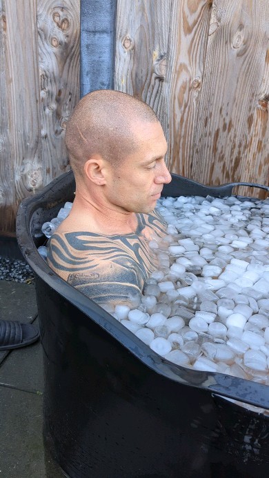 Vanmorgen heb ik weer iemand mogen begeleiden tijdens een 1-op-1 BRAINVRIES sessie. Het was super tof om te zien hoe Niek uit zijn comfortzone stapte en met enthousiasme de uitdaging aanging.
Dit kun jij ook!!!
Durf jij het aan? Claim dan nu je plek voor 25 November 2023.
#ijsbadworkshop #brainvries #boostvoorimmuunsysteem
#weerbaarheid #weerstand #uitjecomfortzone #persoonlijkeontwikkeling #persoonkijkegroei #vitaliteit #ademhaling #mindset #enschede #leefstijlcoach #ijsbad #ijsbadsessie #dippen #koudwatertraining #hormoneninbalans #hormonaledisbalans