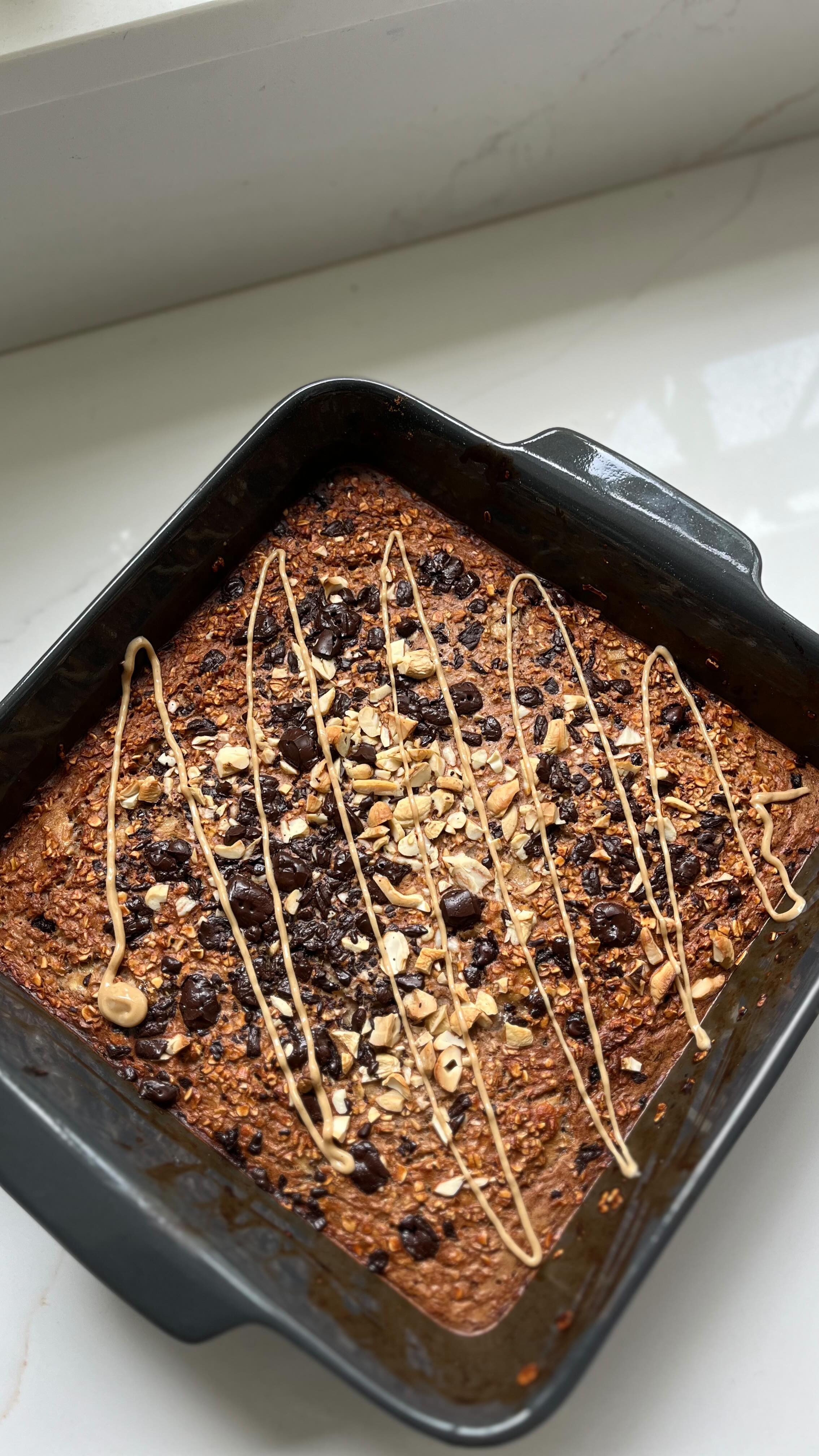 🍫 Snickers baked oats 🍫
Fancy a super delicious chocolately nutty treat…. For breakfast (or snack time!) check this one. You’ll be looking forward to breakfast already!
Ingredients
🌛2 ripe bananas
🌜200g oats
🌛60g protein powder (or SR flour)
🌜Around 300ml milk
🌛1 tsp baking powder
🌜60g dark chocolate chips
🌛15g crushed nuts
Method
🌝 Combine bananas, oats, protein powder, chocolate chips and baking powder.
🌝 Slowly add milk until the mixture is like cake batter. Depending on the protein powder or flour, you may need a slightly different amount.
🌝 Sprinkle over crushed nuts and dark chocolate chips / pieces
🌝 Bake at 180 for 20-25 minutes
🌝 Drizzle peanut butter over
🌝 Munch - ideally pair with Greek yoghurt and berries
Makes 8 small or 4-6 larger servings
Nutritional information
🌿 Protein packed! I never recommend relying on protein powders to get your daily protein needs, but adding into recipes here and there can be a great boost!
🌿 Includes good fats in carbs, peanut butter, mixed nuts and milk!
🌿 Starts your day off with a well balanced mixed plate of carbs protein fat and fibre.
204kcal. Carb 30g. Protein 8g. Fat 6g. Fibre 3g.
Warm wishes, Dr Grace 🌿
#womenshealth #nutrition #healthyeating #hormones #pregnancy #menopause #postpartum #fertility #pregnancynutrition #menopausenutrition #postpartumnutrition #fertilitynutrition #pregnancydiet #menopausediet #fertilitydiet