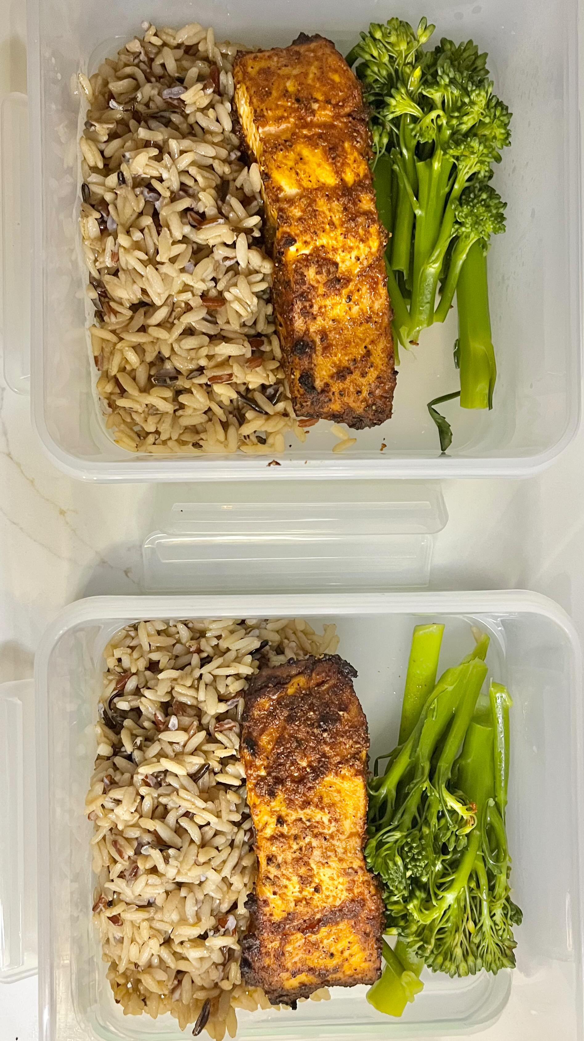 🐟 Super speedy salmon lunch prep 🐟
And when I say speedy
I mean speedy
🫶🏻 omega 3
🫶🏻 anti inflammatory
🫶🏻 whole grains
🫶🏻 fibre
🫶🏻 quick, convenient, healthy without UPF
Marinade salmon: I use extra virgin olive oil, smoked paprika, garlic powder, lemon juice, salt and coarse black pepper.
Steam veggies
Cook rice - mine was prepackaged from @lidlgb
Eating healthy doesn’t have to be hard, time consuming, painstaking or pricey.
This meal prep is £2.25 per portion
11g fibre 👏🏻
35g protein 💪🏼
Warm wishes, Dr Grace 🌿
#mealprep #womenshealth #womensnutrition #fibre