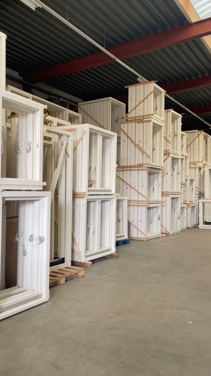 Dakkapel kozijnen, stolpramen, losse zijlichten en draaikiep ramen op voorraad!
Naast de grote puien hebben wij ook raamkozijnen in diverse maten op voorraad. Kijk op onze website voor de mogelijkheden.
#kozijnen #EdvanDuin #draaikiep #dakkapellen #verbouwen #bouw #wooninspiratie #wonen