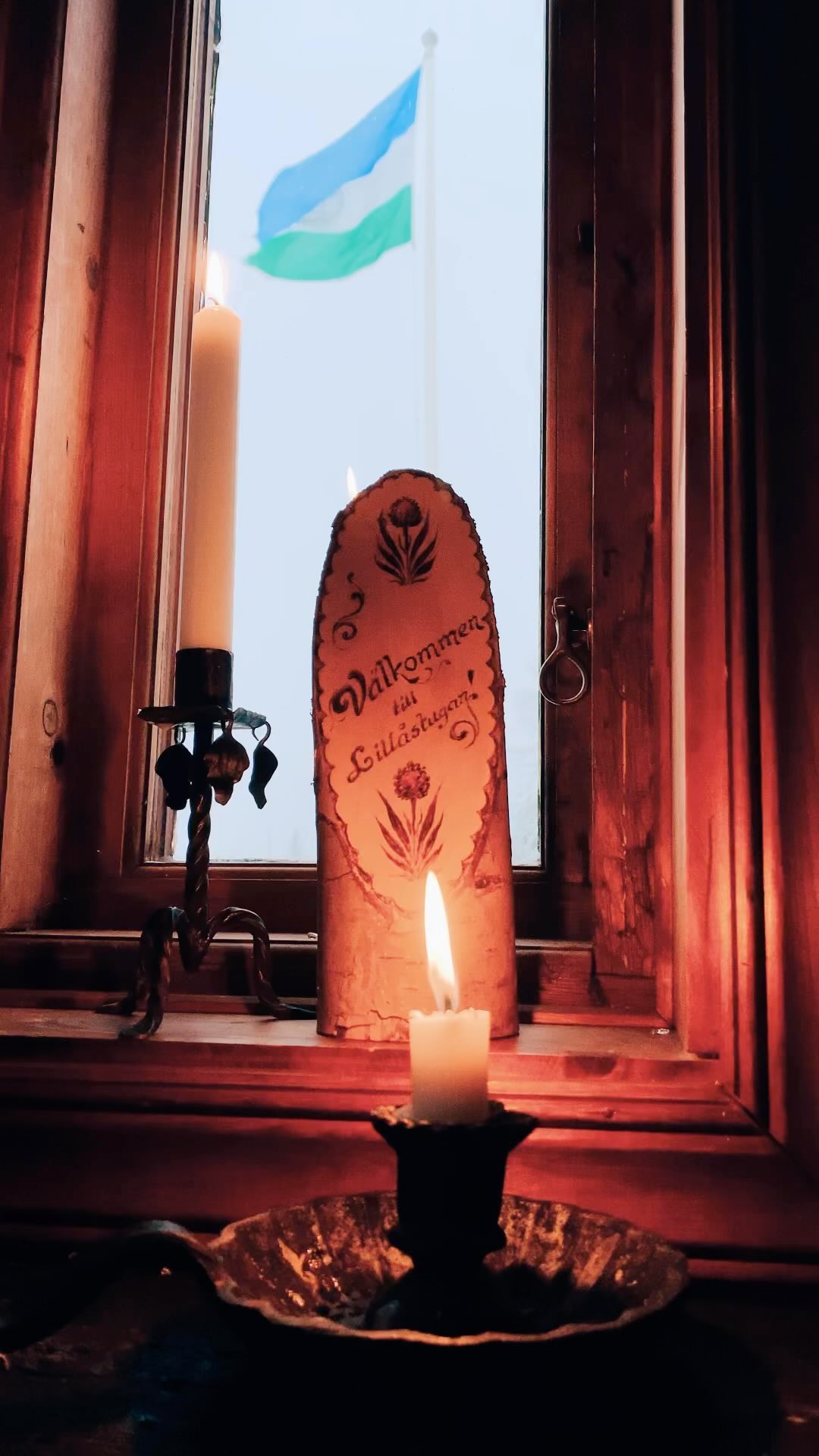 Det är fjärde advent, vinden viner men vi har öppet ändå! Trotsa vinden, glid förbi, njut av en varm kopp choklad och våran Julvåffla vetja🎄🎅🏻❄️