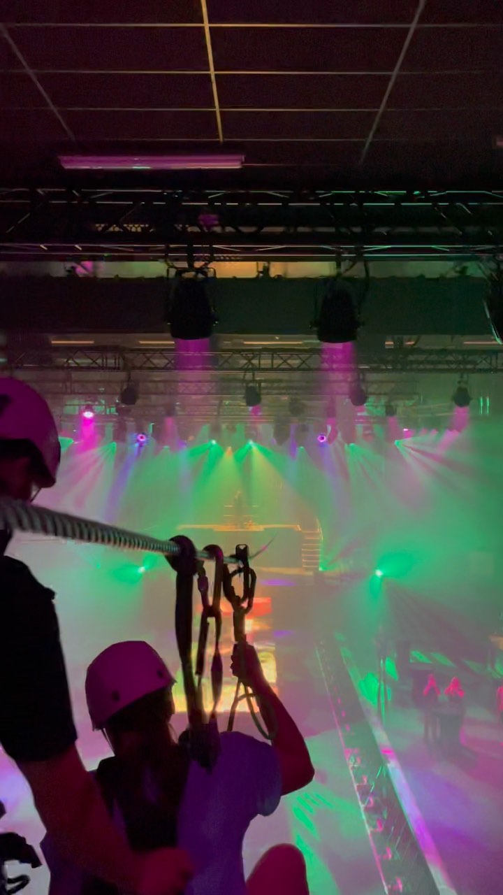 Afgelopen week hebben wij een zipline bij @013poppodium geïnstalleerd. Voor één keer konden de bezoekers ervaren hoe het is om te stagediven!
#zipline #adventureworks #stagedesign #highropes #ropescourse #tokkelen #stage #podium