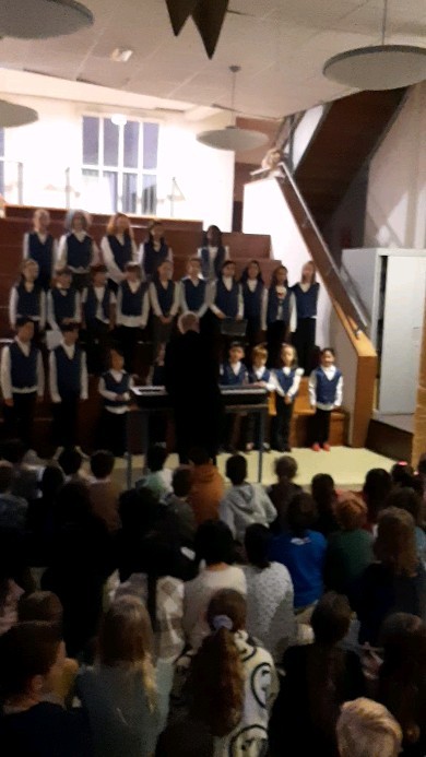 Het kerstkoor van Aldoende onder leiding van meester Herman. 🌟🎵