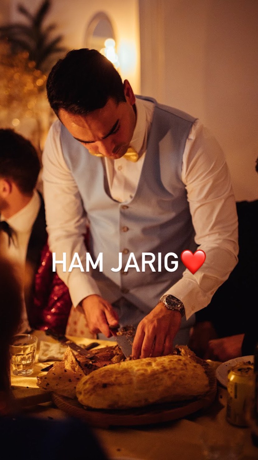 Mijn huisgenoot, beste vriend en grote liefde is vandaag jarig. Hij kan mij als geen ander mezelf laten zijn en is zelf ook nooit bang zichzelf te zijn. Zijn doorzettingsvermogen, reislustigheid, zelfliefde, daadkracht, zorg voor anderen en nuchterheid inspireren mij elke dag opnieuw. En daarnaast pies ik bijna wekelijks in m’n broek van het lachen met hem en dat al 5,5 jaar.❤️❤️