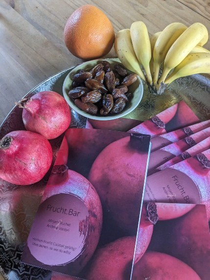 Frucht.Bar
Zwei der Erkenntnisse vom Workshop:
1. Fruchtbarkeit ist kein Zeitpunkt, sondern wellenförmig.
2. Fruchtbarkeit ist Frauen & Männersache.
"Ich finde die Stimmung die ihr in euren Workshops schafft einfach wunderbar."
"War sehr informativ, hat alle Themenbereiche sehr gut und neutral abgedeckt."