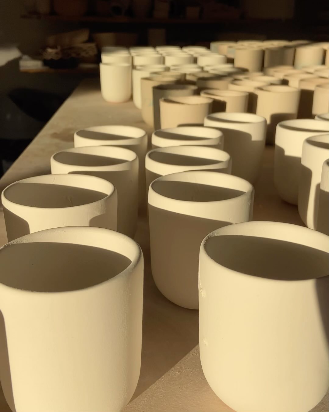 + de 50 alumnos han creado su propio set de tazas con la técnica de marmoleado y vaciado en moldes de yeso. ¡GRACIAS A TODOS Y CADA UNO DE USTEDES! Por interesarse, motivarse y a perder el miedo de aprender algo nuevo. Por salir y desconectarse de la rutina. Por atreverse a crear, a probar y a mezclar colores e impregnar patrones. Cada pieza que crean es única y los va a acompañar día a día y esperamos que cada vez que las ocupen piensen que las hicieron con sus manos, que son únicas al igual que los momentos, al igual que la vida.
En este video puedes ver las piezas en diferentes estados, algunas listas para ir a su primer horno 🔥, a otras les falta pulir sus bordes o un poco de secado y unas esmaltadas listas para su quema sobre los 1.240 grados!
Cada una tiene se toma su tiempo y empiezan a vivir su proceso acompañadas de la hermosa luz del sol que nos brinda el otoño 🍂
Nuevamente muchas gracias a todos los que han participado. Y ya disfrutan de sus piezas en sus hogares 🧡
Sabemos que ya fijamos una última fecha de este workshop, pero hay muchos de ustedes que se quedaron fuera y quieren participar por lo que abrimos una fecha extraordinaria el Jueves 20 de Abril a las 19:00hrs. Si estás interesado en venir a vivir esta gran experiencia no dudes en revisar la información e inscribirte en el link de nuestra Bio.
¡Te esperamos!
🧡