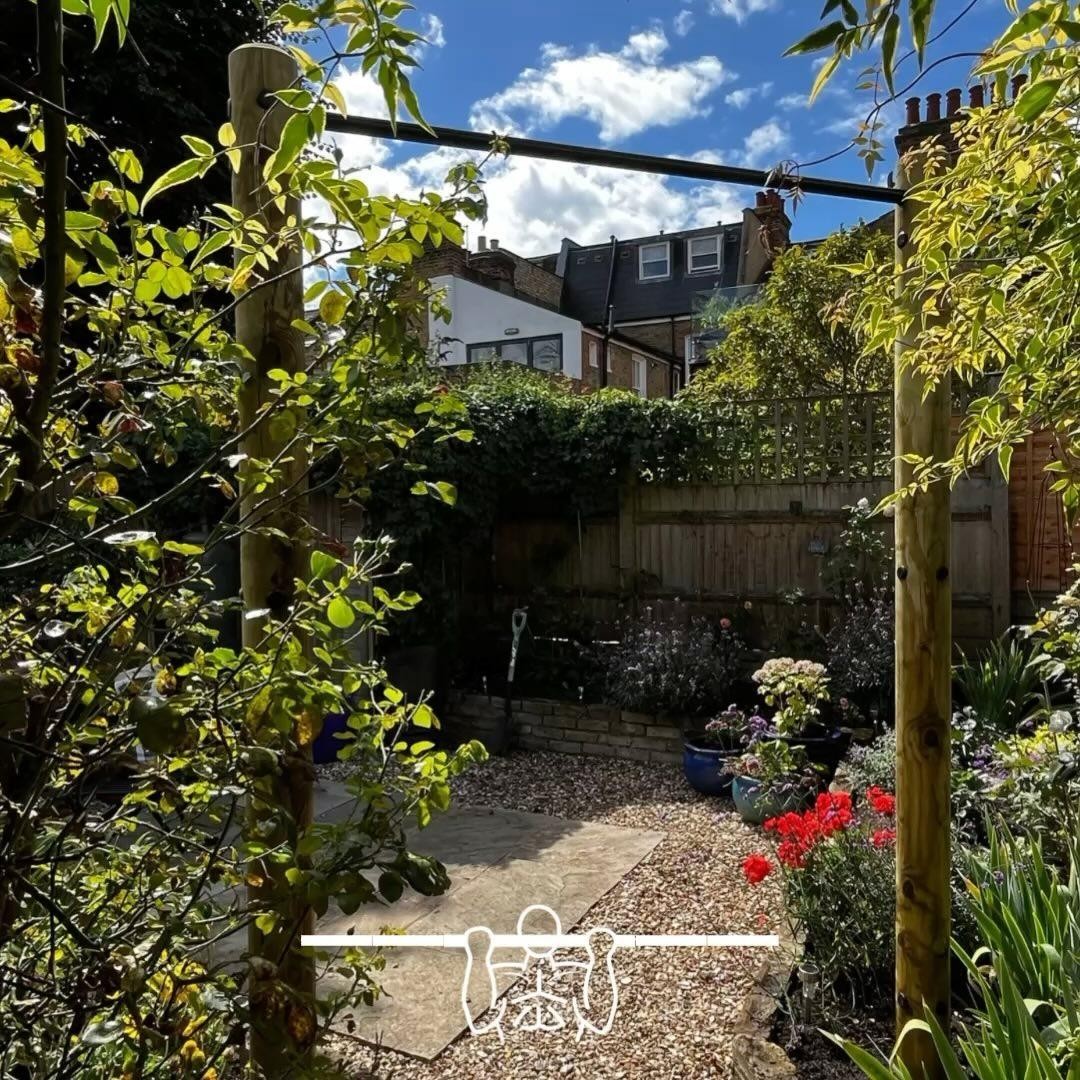 Our garden gyms are designed to blend into your outdoor space, this installation of a pull up bar in SW17 is a great example! #gardengym #outdoorgym #pullups