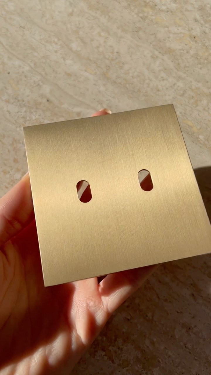 Les nuances et reflets et nos interrupteurs à la lumière… 💡
#6ixtes #6ixtesinterrupteurs #interrupteur #ateliersdefrance #savoirfaire #artisanat #artisanatfrancais #artisans #metallerie #architecture #luxe #decorationinterieur #decoration #laiton #interiordesign #interiordecor #interior #homedecor #design #showroom #knowhow #craftmanship #homedesign #interiorarchitecture