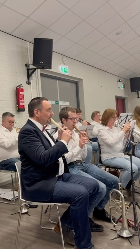 We kijken terug op een geweldig reünie concert, waarbij verschillende oud-leden weer eens bij ons korps zijn aangesloten om zoals van ouds samen te musiceren! Het hoogtepunt van het concert? De blokfluitrap! Waar we ooit allemaal begonnen zijn… 🪈😜