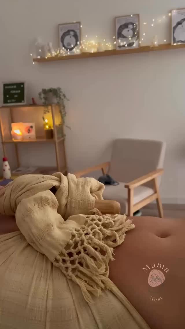 C’est vrai que je parle souvent de ce tissu, que ce soit par ici, ou en rendez-vous, sans vraiment, à chaque fois, expliquer ce qu’il me procure et comment il m’accompagne dans ma pratique de doula.. 🌸
Le Rebozo, oui c’est un tissu. Mais pas que.
Tissé à la main au Mexique, il accompagne les femmes depuis des générations : pour porter, soulager, célébrer.
C’est un héritage, une tradition, une transmission 🙏🏼.
Dans mon quotidien, il est rapidement devenu mon allié, un prolongement de mes mains, de mon cœur.
En prénatal, il berce et détend.
En postnatal, il soutient, contient et recentre ♥️
Un outil de soin, de lien, de présence.
Il m’offre un moment de connexion profonde.
Priscille|Mama Nest
🌾 Doula et accompagnante parentale
🌸 Pour une maternité informée et une parentalité sereine