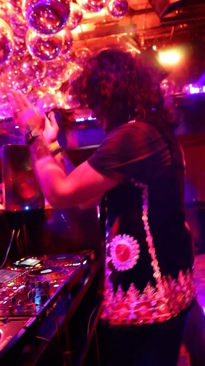 tasha 🤝 the club
Y’all already know they go hand in hand!
🎥: @tejxpatel
#dholtasha #melodictechno #indowarehouse #indohouse #areublue