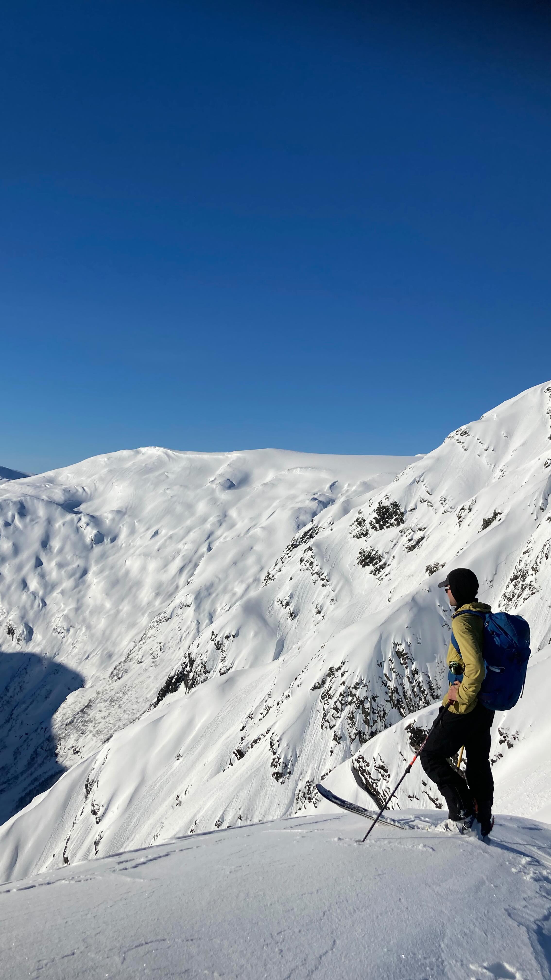 Fra fjord til alpine fjell i Fjærland🏔️
Fjærland byr på mye bra skiterreng. Alt fra bratte alpine sider til jevne og fine nedkjøringer utenfor løsneområder. Turene starter ofte ved havnivå og går opp til mellom 1000 og 1500moh. Dette gjør at en får lange, fine nedkjøringer og fjordutsikt i bra skiterreng!
I dag lå alt tilrette for å oppsøke brattere terreng enn vanlig. Ingen tilstedeværelse av skredproblem, og god skisnø. For resten av sesongen vil solinnstråling påvirke vår ferdsel i fjellet. På dager med mye sol, vil snødekkestabilitet i bratte sørøst, sørvest og sørvendte sider svekkes, noe som kan føre til våte løssnø- og flakskred.
#flyytguiding
#backcountryskiing
#topptur
#nortind
#fjelletsfagfolk
#sogndal
#fjærland
#topptur