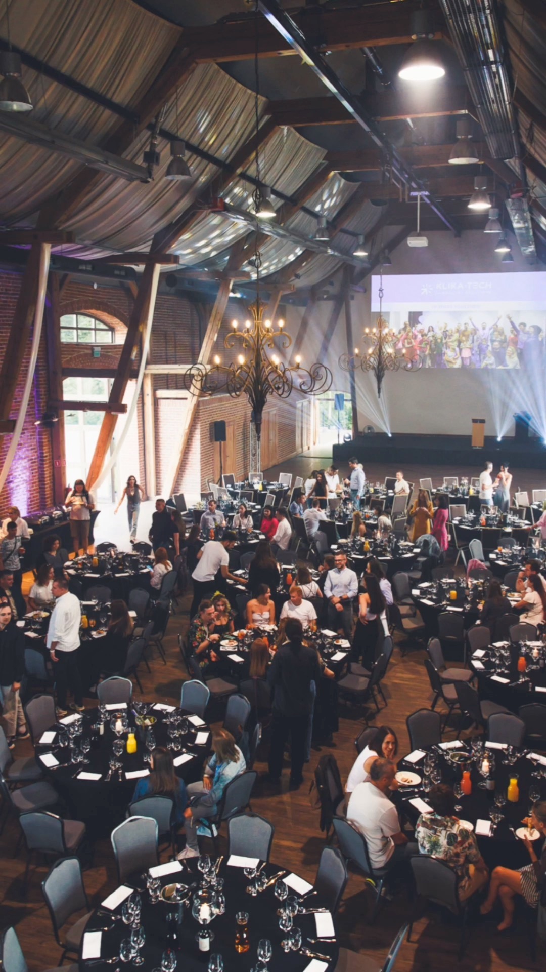 🎉✨ Spotkanie integracyjne w Zamku Topacz poprowadziła jak zawsze wyjątkowa @annabutrym.pl a z arcy ciekawym stand upem wystąpił @famousjimw 🎤 🎲
#EventyWrocław #ScenografiaEventowa #WyjątkoweWydarzenia#WorkGroupEvents #PomyslRealizacjaEfekt #RealizacjaImprez #eventydlafirm #integracjadlafirm #eventywrocław #piknikidlafirm #piknikfirmowy