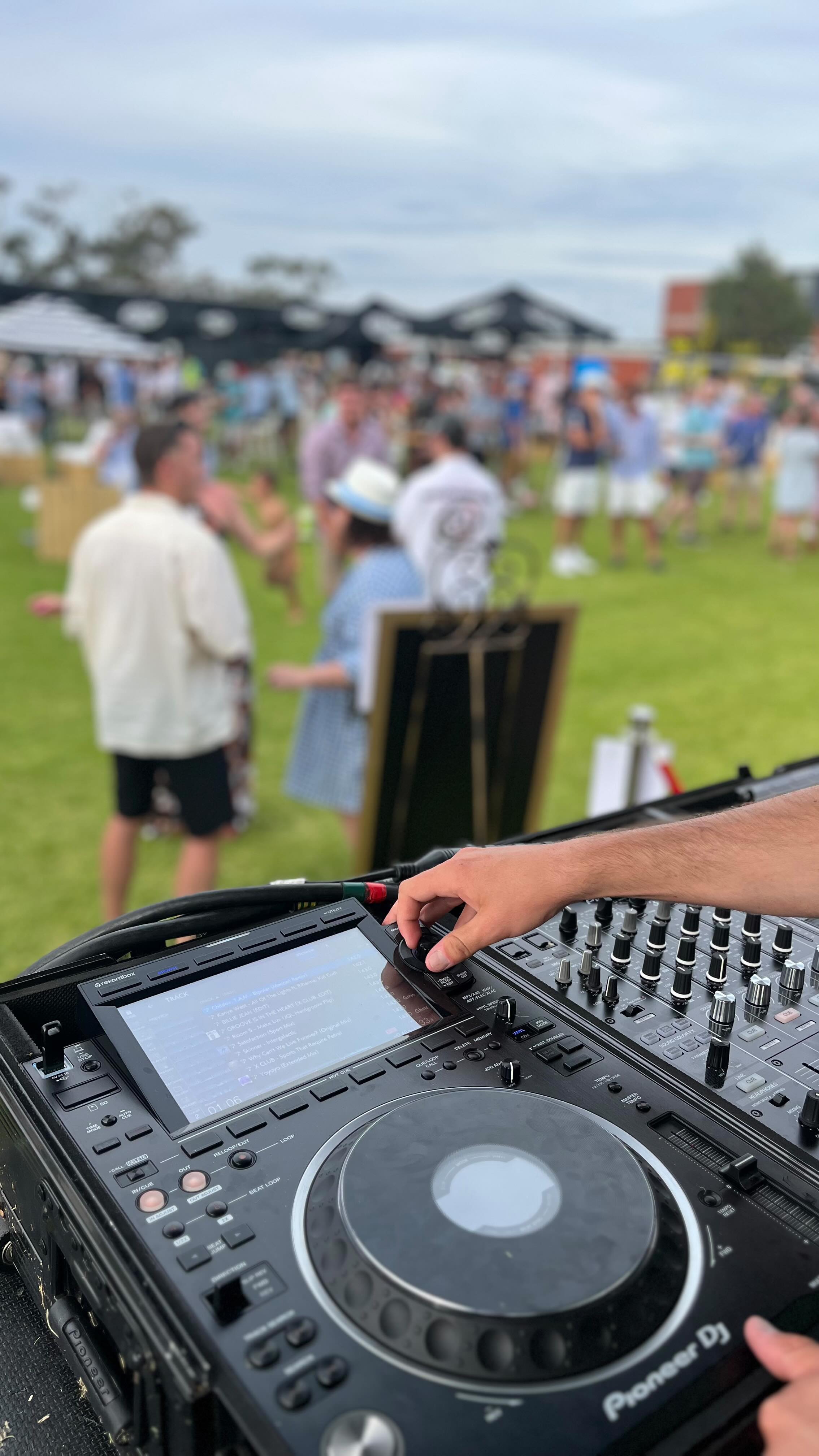 There’s nothing better than cruising through a beautiful summer afternoon with friends, cool DJ grooves and our delicious cocktails. Just perfect!
#mobilebar #mobilestage #summersessions #cocktails #festival #melbourne #geelong #djgroove #friends #popupbar