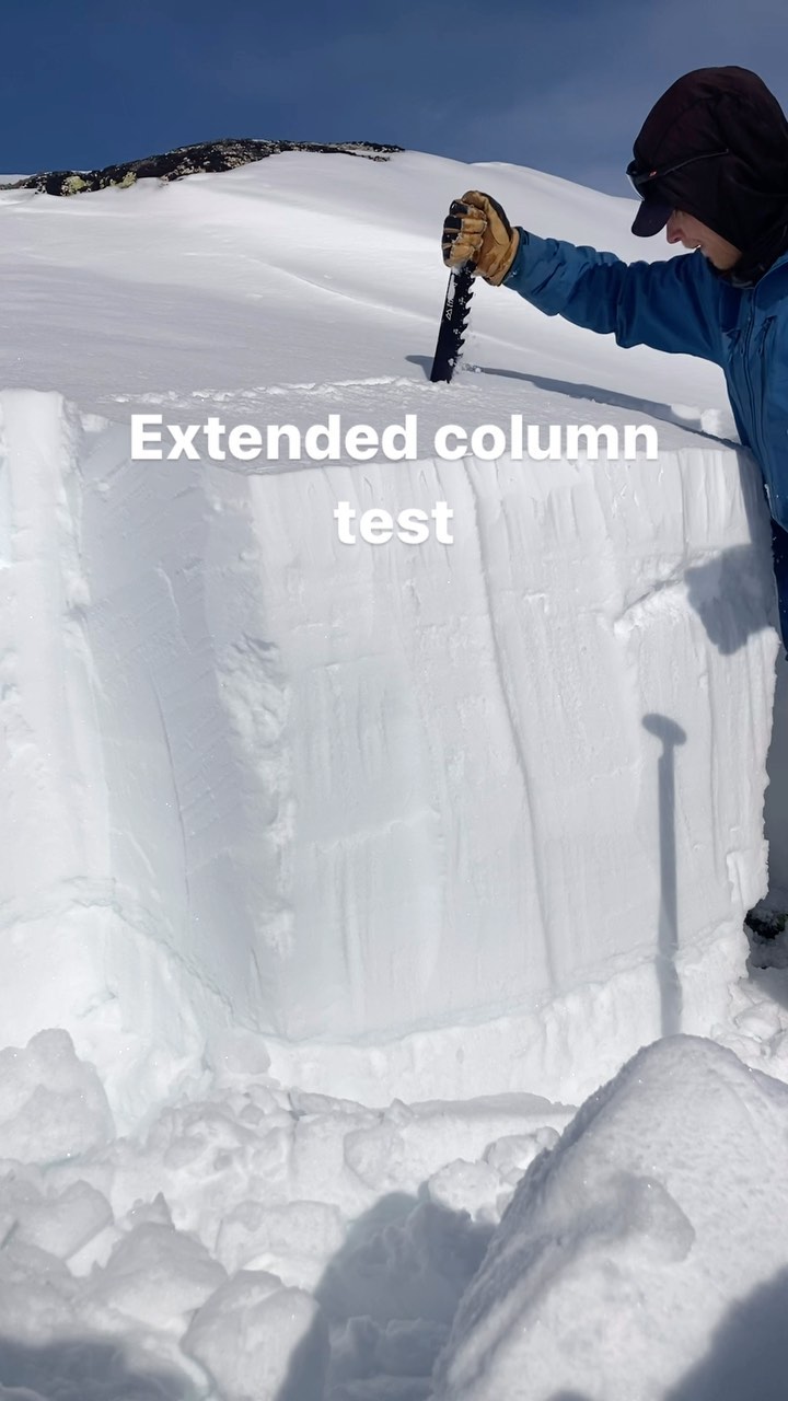 Utvidet kompresjonstest, Extended column test eller ECT. Kjært barn har mange navn.
ECT er en stabilitets-og forplantningstest for snødekket. Hensikten med testen er å gi oss informasjon på bruddinitiering, altså hvor lett er svakt lag går i brudd, og forplantningevne til det svake laget. På veldig ugunstige forhold vil en ofte oppleve at det skal lite belastning til før en får bruddinitiering, og at hele bruddet forplanter seg langs den isolerte blokka.
ECT er en utvidelse av kompresjonstest (CT). For å gjennomføre ECT må blokka være 90cm bred og 30cm dyp. I motsetning til e CT som er 30x30cm.
Hvis en får bruddinitiering og forplantning ved lite belastning, altså under 10 slag fra håndflate eller under 4 slag fra albue, kan dette bety at det skal svært lite belastning til for å få brudd i et svakt lag, og det svake laget har evne til å forplante seg utover. Altså en enkelt skikjører kan svært lett sette igang bruddinitiering og forplantning.
ECT i seg selv er ikke nok til å vurdere snødekkestabiliteten på et heng vi skal kjøre. Her er det flere faktorer som spiller inn, som for eksempel bundenhet av flaket eller underliggende snø. Det ECT kan gi oss er informasjon om hvor lett et svakt lag går i brudd, og om det har egenskaper til å forplante seg.
#flyytguiding
#backcountryskiing
#topptur
#sogndal
#skred
#avalanche
#regobs
#varsom
#skredvarsling
#nortind
#fjelletsfagfolk
#skivegleder
#ski