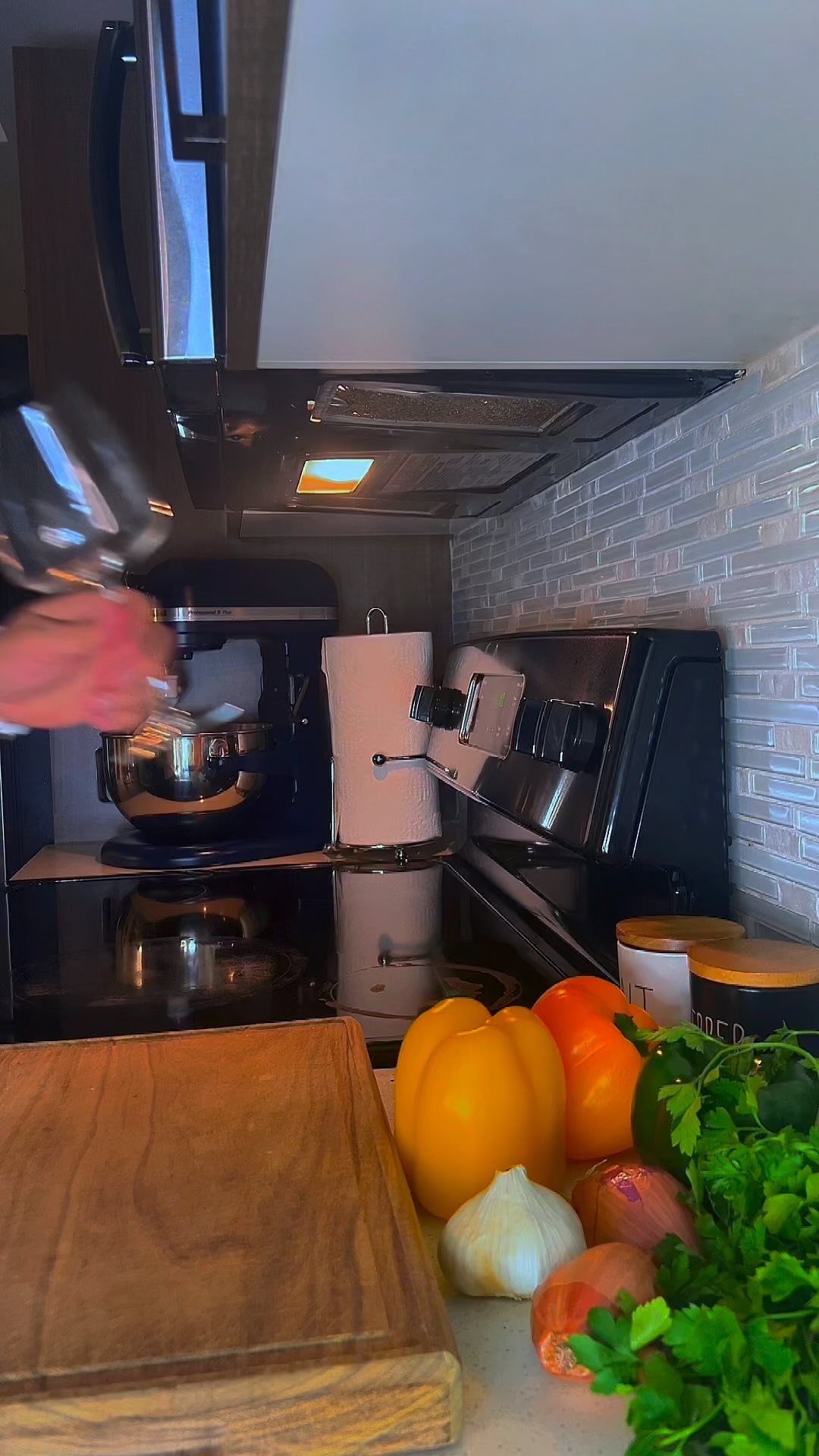 Ingredientes:
• 2 filetes de pescado (aprox. 120 gr cada uno)
• 1 lata de leche de coco
• 40gr pimiento rojo
• 40gr pimiento verde
• 40gr pimiento amarillo
• 75gr cebolla morada
• 4 dientes de ajo
• Hojas de culantro
• Agrega paprika al gusto para dar color.
#foodie #food #foodstagram #recipe #receta #recetas #recetasfaciles #videoreceta #instafood #fish #trending #recetadeldia #pescado #recetadeldia