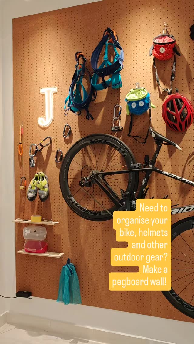 Organize your outdoor stuffs and gear with a pegboard wall ššŖ
Interior design by @awdesignlab.my