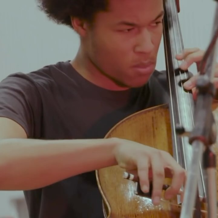 @isatakannehmason und @shekukannehmason am Sonntag, 12. Mai 2024 um 18.00 Uhr im @casino_bern
2019 – ein Jahr nachdem er mit seinem Auftritt an der Hochzeit von Prinz Harry und Meghan einem breiten Publikum vorgestellt wurde – debütierte Sheku Kanneh-Mason im Rahmen des Meisteryklus. Nun kehrt er mit einem Rezitalprogramm und seiner ebenso aussergewöhnlichen Schwester am Klavier ins Casino zurück.
In England hat die Familie Kanneh-Mason mit ihren sieben musizierenden Kindern bereits Kultstatus. Eine internationale Karriere verfolgen bislang Sheku und Isata. Sie faszinieren im Duo-Spiel durch ihre unnachahmliche Übereinstimmung. Die Fähigkeit, sich in Geborgenheit zu folgen und zu inspirieren, schafft eine Live-Atmosphäre, die beglückt.
Tickets und Infos auf
meisterzyklus.ch