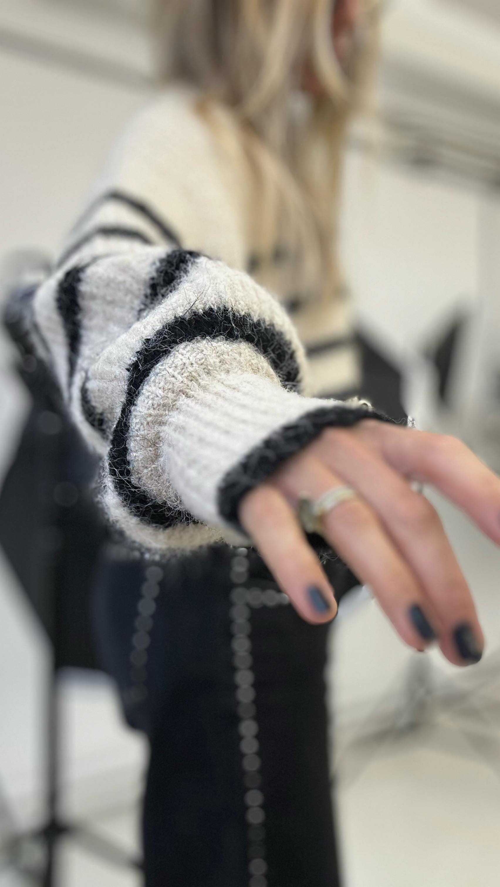 𝗦𝘁𝗿𝗶𝗽𝗲𝗱 🦓
Ganz frisch bei uns eingetroffen: unser Striped Fluffy Cropped Knit.
Wie viele gestreifte Teile habt Ihr im Schrank?
#ntk #nexttokate #outfitinspiration #newcollection #newfashion #restock