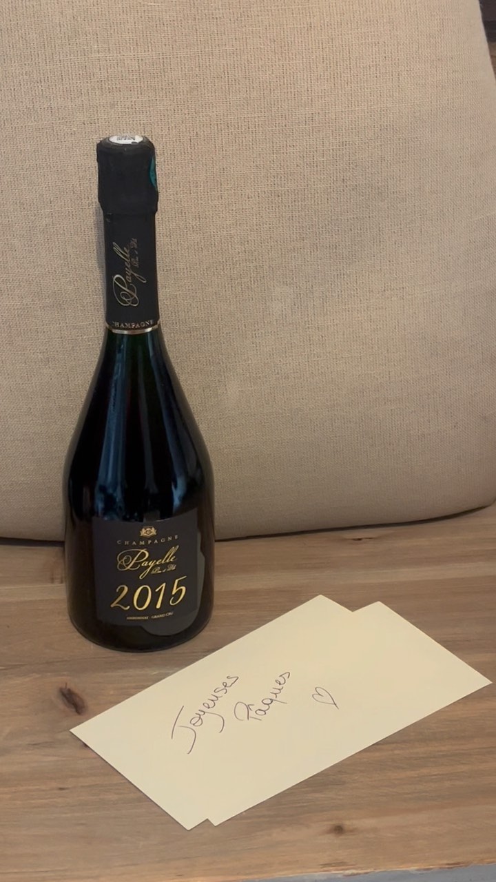 Nous vous souhaitons de joyeuses fêtes de Pâques 🐣 🥂